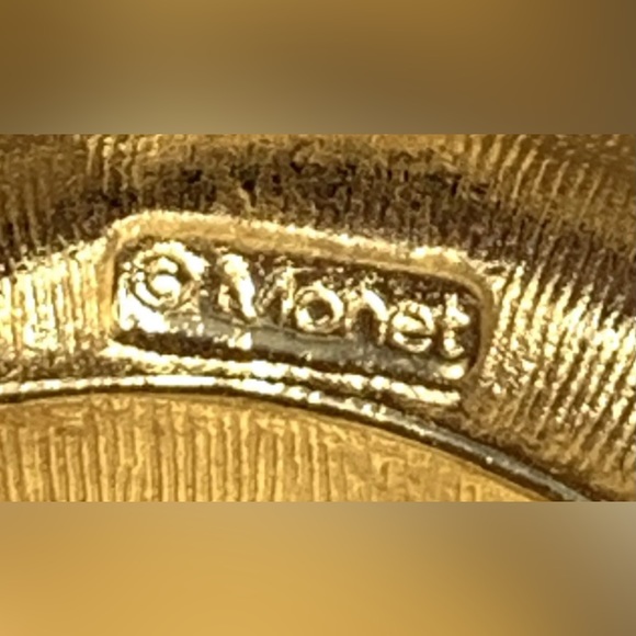 MONET Large Vintage Vintage Gold Tone Crescent Ribbed Textured Pin Brooch - Picture 5 of 8